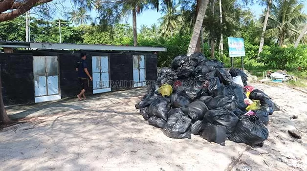 SEBELUM DIANGKUT: Tumpukan sampah di Pulau Derawan sebelum dibawa ke TPA sampah di Kampung Tanjung Batu.