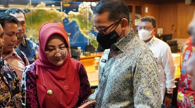 KOLABORAKSI: Bupati Berau Sri Juniarsih berbincang dengan Menteri Pariwisata dan Ekonomi Kreatif RI, Sandiaga Uno, usai memaparkan potensi pariwisata yang ada di Bumi Batiwakkal, di Jakarta, pekan lalu.
