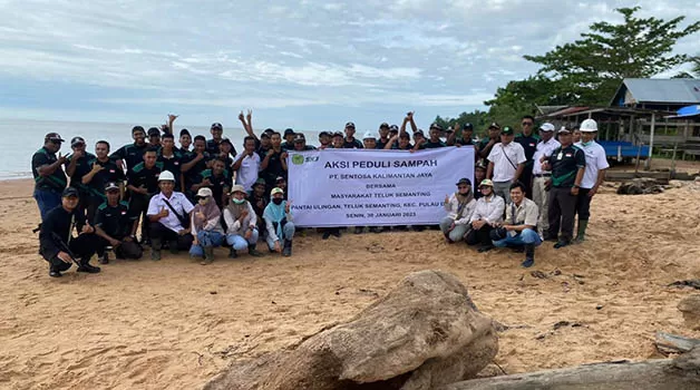 GOTONG-ROYONG: Karyawan PT SKJ bersama masyarakat Kampung Teluk Semanting, Kecamatan Pulau Derawan, bahu membahu membersihkan sampah di Pantai Ulingan.