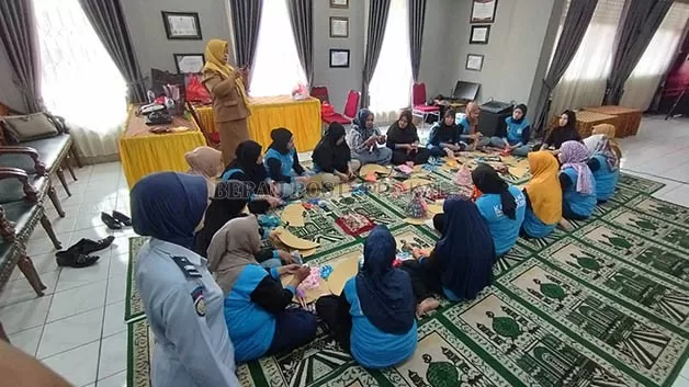 BERI PELATIHAN: Para WBP wanita Rutan Tanjung Redeb mengikuti pelatihan dan praktik membuat bingkisan dari bahan yang sudah tidak terpakai.