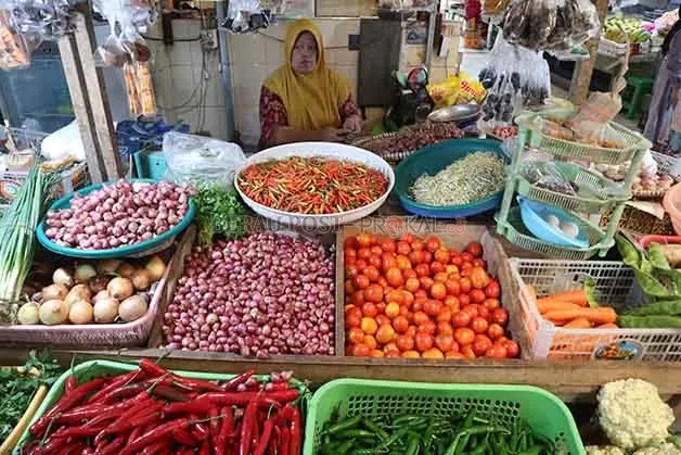 PANTAU HARGA: Bupati Berau Sri Juniarsih memastikan akan memantau langsung harga kebutuhan di pasar, untuk memastikan ketersediaan cukup dan harga tidak naik tinggi.