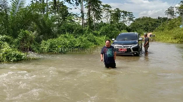 TINJAU: Ketua DPRD Berau, Madri Pani, meninjau langsung lokasi banjir yang memutus akses menuju ke Kamung Bena Baru.