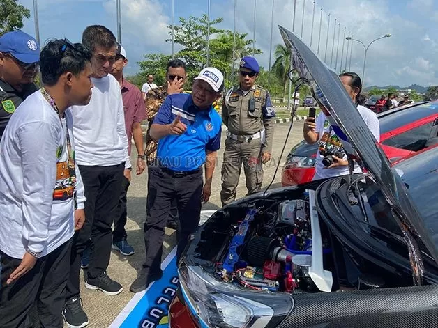 MELIHAT MOBIL MODIFIKASI: Pj Sekkab Berau Agus Wahyudi bersama ketua penyelenggara Berau Oto Fest Leonardo melihat salah satu mobil yang sudah dimodifikasi.