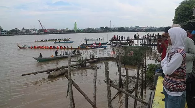TELAN KORBAN: Satu peserta meninggal dunia dalam pelaksanaan lomba perahu dalam rangka memperingati HUT Kelurahan Gunung Tabur, kemarin (26/2).