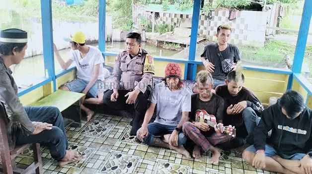 BERI ARAHAN: Bhabinkamtibmas Polsek Tanjung Redeb, Aipda Muhammad Ihsan saat mengobrol dengan anak punk yang dianggap meresahkan masyarakat.