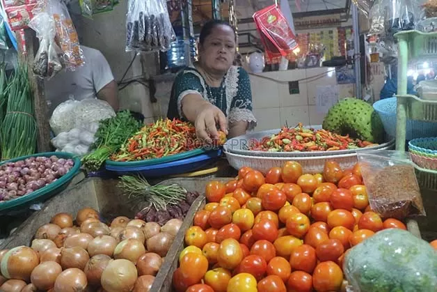 MULAI NAIK: Beberapa kebutuhan pokok yang berada di Pasar Sanggam Adji Dilayas mulai merangkak naik, seiring mendekati bulan Ramadan.