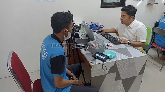 PEREKAMAN: Salah satu Warga Binaan Pemasyarakatan saat melakukan perekaman KTP di Rutan Kelas IIB Tanjung Redeb belum lama ini.