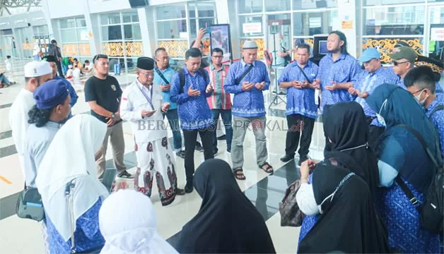 KHUSYUK: Jemaah Umrah yang terdiri dari pegawai hingga mitra kerja PT Prima Mas Berau dan PT PASN khusyuk saat berdoa sebelum berangkat melalui Bandara Kalimarau.