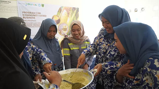 PRAKTIK: Para ibu-ibu di Kampung Samburakat, bersama dengan manajemen BUMA dilatih membuat olahan minuman berkhasiat berbahan dasar sisa panen jagung.