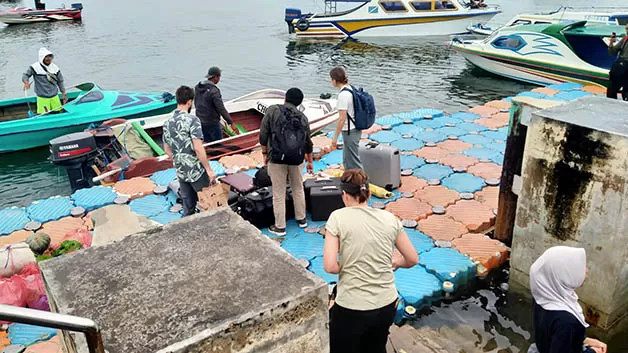 MEMPRIHATINKAN: Kondisi jetty apung di Pelabuhan Sidayang, Tanjung Batu kian rusak. Hal itu dinilai mengancam keselamatan wisatawan yang ingin menyeberang ke Pulau Derawan atau Maratua.
