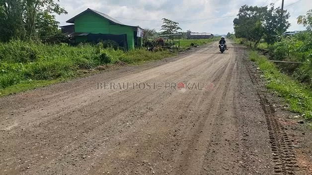 BARU SEBAGIAN: Jalan poros menuju Kampung Tasuk baru 2,5 km diaspal dengan 200 meter diagregat.