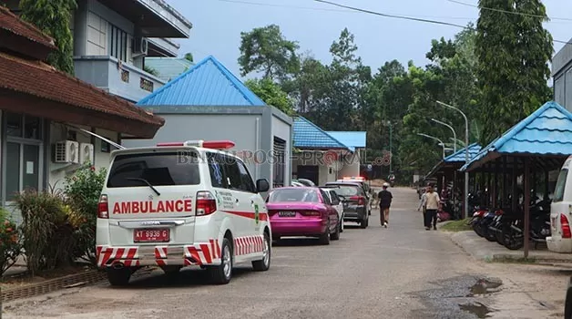 PENGADAAN: Sebuah mobil ambulans terparkir di RSUD Abdul Rivai. Tahun ini, Kampung Merancang akan mendapatkan 1 unit mobil ambulans.