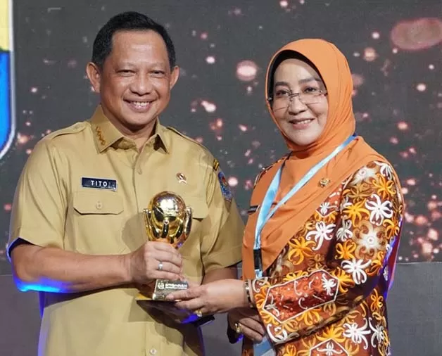 TERIMA PENGHARGAAN: Bupati Berau Sri Juniarsih, saat menerima UHC Award 2023 dari Menteri Dalam Negeri Tito Karnavian, di Jakarta, kemarin.