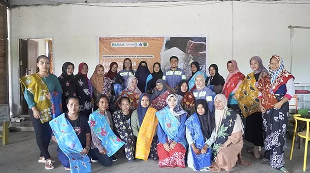 HARI PEREMPUAN INTERNASIONAL: Dalam memperingati Hari Perempuan Internasional, PT BUMA mengajak puluhan perempuan Kampung Melati Jaya belajar membatik.