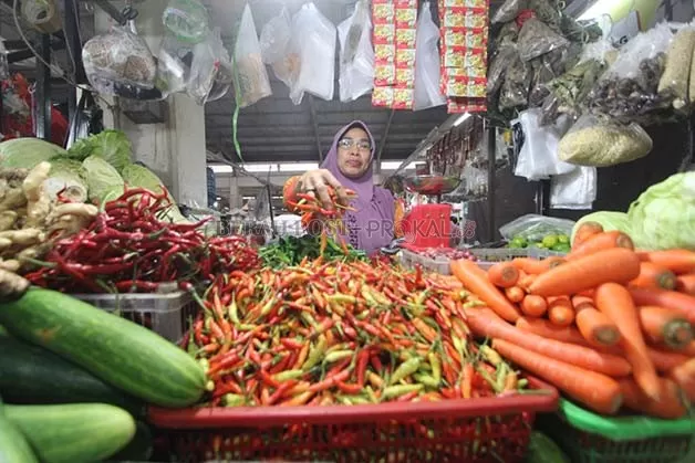 NAIK TAJAM: Harga cabai di Pasar Sanggam Adji Dilayas mencapai Rp 120 ribu per kilogramnya. Padahal sebelumnya masih berkisar Rp 65 ribu per kilogram.