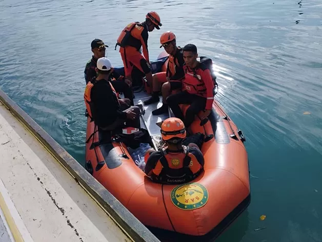 DIHENTIKAN: Personel gabungan BPBD, dan TNI Polri menghentikan pencarian korban tenggelam di Muara Pantai Labuan Cermin.
