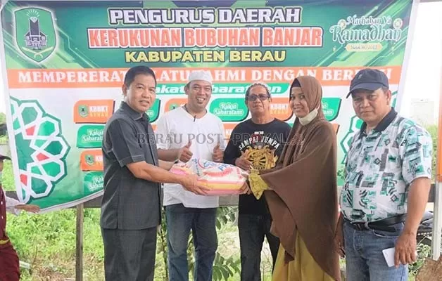 BERBAGI: Ketua KKB-KT Berau Dardiansyah saat menyerahkan bantuan beras kepada masyarakat. Sebanyak 6,5 ton beras yang dibagikan dalam kegiatan yang juga menyambut Bulan Suci Ramadan.