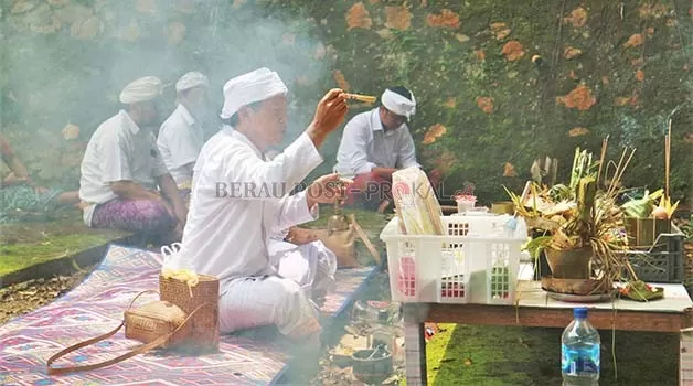 IBADAH: Sejumlah umat Hindu menggelar upacara keagamaan di Pura Agung Giri Natha di Kelurahan Sambaliung.