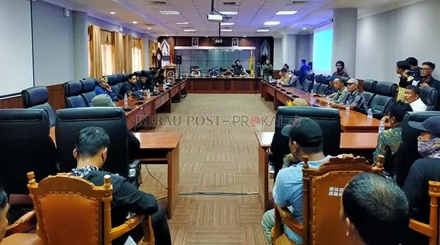DENGARKAN ASPIRASI: Massa diterima Wakil Ketua I DPRD Berau Syarifatul Syadiah, membahas terkait persoalan yang mendukung kehadiran PT BAA.