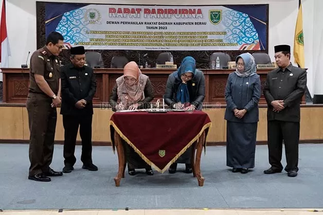 TANDA TANGAN: Wakil Ketua I DPRD Berau, Syarifatul Syadiah, menandatangani MoU Propemperda bersama Bupati Berau, Sri Juniarsih.