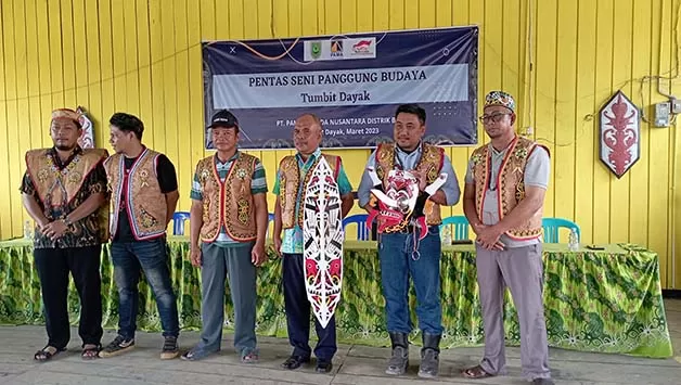 KONTRIBUSI NYATA: SRGS Dept Head Samsul Khairi hadir dalam acara pentas seni di Kampung Tumbit Dayak.