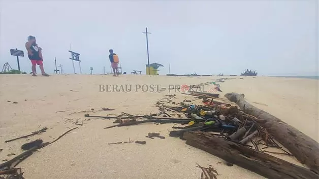 TAMPAK KUMUH: Sampah plastik dan kayu yang berada di Gusung Sanggalau, Pulau Derawan.
