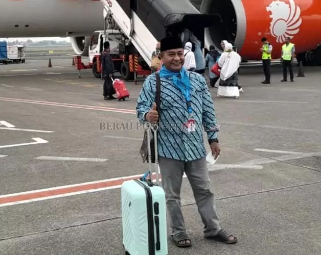 PERDANA: Abdul Azis Sakti saat hendak terbang ke Madinah. Azis terpilih sebagai anggota PWI Berau perdana yang diberangkatkan umrah oleh Persatuan Wartawan Indonesia (PWI) Berau.