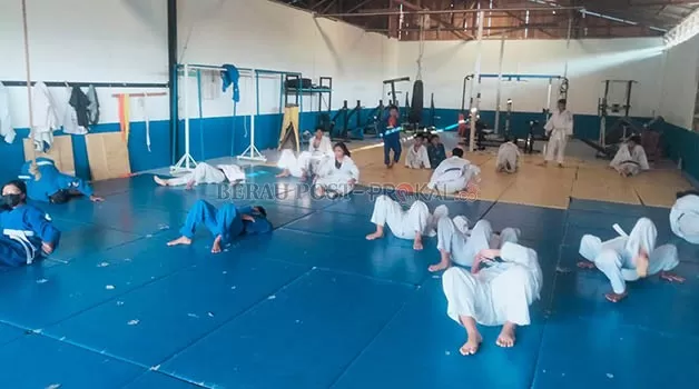 TETAP BERLATIH: Atlet Judo tetap melaksanakan latihan selama Ramadan.