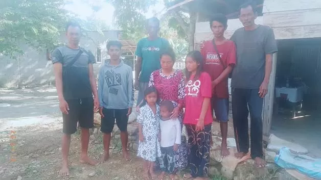 SELAMAT: Para awak kapal KM Fitri 05 usai diselamatkan dan dibawa ke Desa Sabang, Kecamatan Dampelas, Kabupaten Donggala, Sulawesi Tengah.