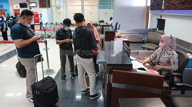 MULAI TERASA: Lonjakan penumpang di Bandara Kalimarau mulai terasa, namun puncak arus mudik prediksi baru akan terjadi antara tanggal 17-18 April mendatang.