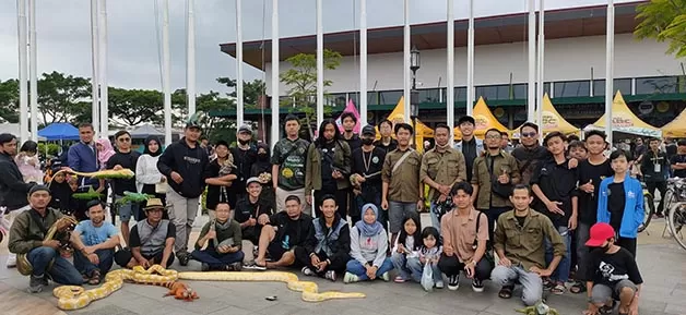 PECINTA REPTIL: Sejumlah anggota Komunitas Reptil Bandung foto bersama. Komunitas ini sudah terbentuk sejak 2009 lalu.