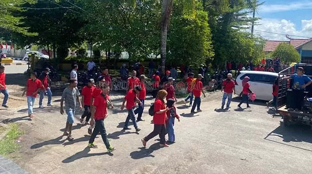 PERINGATI HARI BURUH: Ratusan buruh yabg tergabung dalam aksi damai merayakan Peringatan Hari Buruh Internasional di Lapangan Pemuda, Tanjung Redeb.