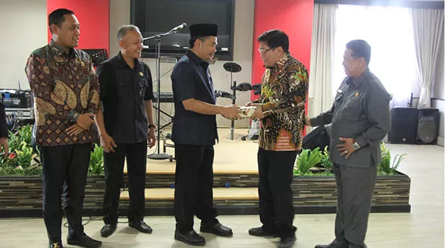 CENDERAMATA: Mantan Sekretaris DPRD Kaltim Drs. H. Muhammad Ramadhan, MMT menerima cenderamata dari Ketua DPRD Kaltim Hasanuddin Mas’ud.