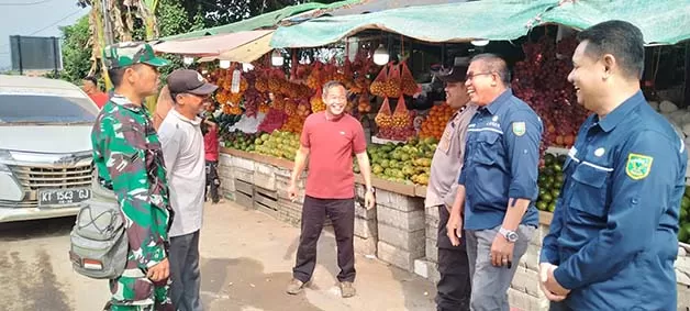 BERI IMBAUAN: Lurah Sambaliung Didi Mulyadi bersama aparat TNI-Polri mengimbau para pedagang buah di sekitar Jembatan Sambaliung untuk pindah lokasi.