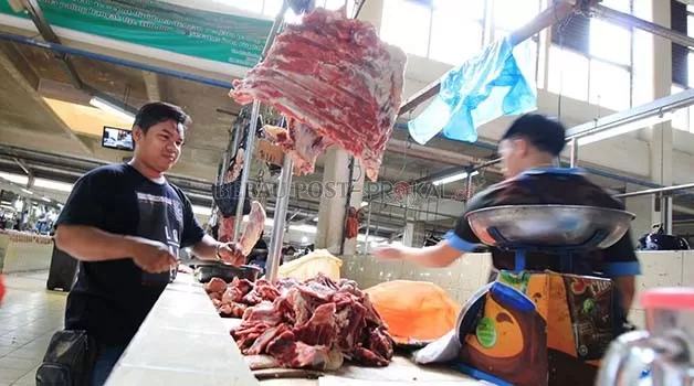 PEDAGANG SAPI: Salah satu pedagang sapi di Pasar Sanggam Adji Dilayas saat menjual dagangannya beberapa waktu lalu.