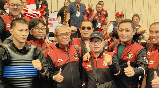 MEMBANGGAKAN: Ketua KONI Kaltim Rusdiansyah Aras foto bersama Iqbal (kiri depan).
