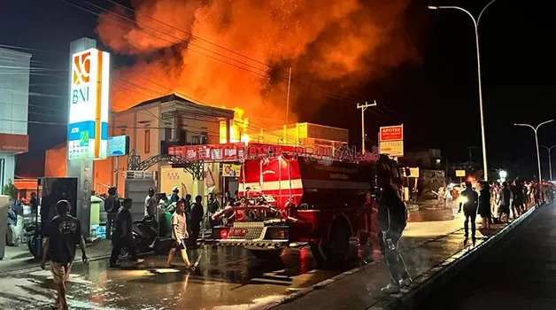 BERKOBAR: Petugas BPBD Berau berupaya memadamkan api yang membakar Klinik Kasih Sehat di Jalan HARM Ayoeb, tadi malam.