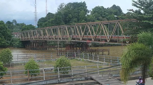 LAMA TERTUNDA: Setelah lama tertunda, Bupati Berau Sri Juniarsih menyebut perbaikan Jembatan Sambaliung akan dimulai pada awal Juni nanti.