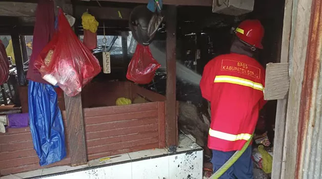 API CEPAT DIJINAKKAN: Petugas berupaya memadamkan api yang diduga berasal dari korsleting listrik di salah satu gudang milik warga di Jalan Karang Mulyo, Tanjung Redeb, kemarin.