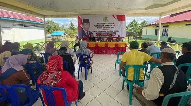 MENYIMAK: Puluhan masyarakat di Kampung Buyung-Buyung mendengarkan penjelasan terkait Peraturan Daerah (Perda) Kaltim Nomor 5 Tahun 2019 tentang Penyelenggaraan Bantuan Hukum  bagi Masyarakat, Sabtu (20/5) lalu.