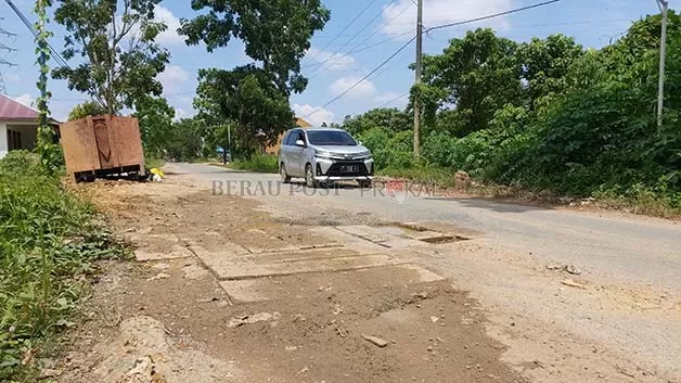 BAHAYAKAN PENGENDARA: Beberapa titik di Jalan Poros Limunjan rusak, masyarakat minta pemerintah bisa membenahinya demi kelancaran arus lalu lintas saat pengalihan arus dilakukan.