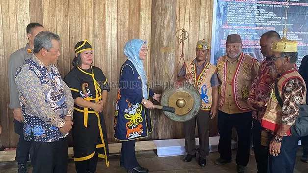 PUKUL GONG: Bupati Berau Sri Juniarsih, memukul gong sebagai pertanda dimulainya Pesta Adat Kampung Merabu, Tuaq Manuk