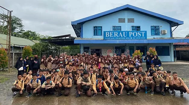 BELAJAR LANGSUNG: Puluhan pelajar dari SDIT Ash-Ashohwah mengabadikan momen di depan kantor Berau Post usai melakukan kunjungan Jumat (26/5).