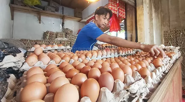 ALAMI KENAIKAN HARGA: Harga telur lokal dan luar serempak mengalami kenaikan harga dalam sepekan terakhir.