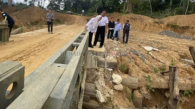 PENINJAUAN: Pemkab Berau melakukan monitoring Jembatan Bailey Kampung Mapulu untuk melihat kondisi jembatan usai terkena banjir sebanyak dua kali.