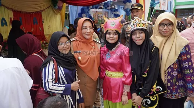 PEDULI: Bupati Berau, Sri Juniarsih, saat hadiri Pentas Seni dan Bazar Anak Berkebutuhan Khusus yang diselenggarakan oleh SLB Tanjung Redeb, kemarin.