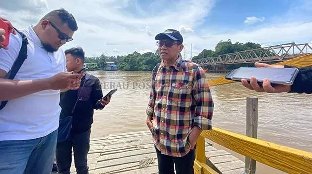 TINJAU: Sekretaris Komisi III DPRD Berau M Ichsan Rapi, turut meninjau Jembatan Sambaliung yang hendak diperbaiki, kemarin (1/6) siang.