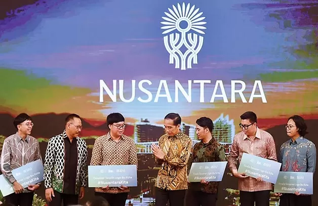 BENTUK KONTRIBUSI: Agra Satria, Bambang Susantono, Aulia Akbar, Presiden Jokowi, Dimas Fakhruddin, Ismiaji Cahyono, dan Wildan Ilham di Istana Negara, Jakarta (30/5).