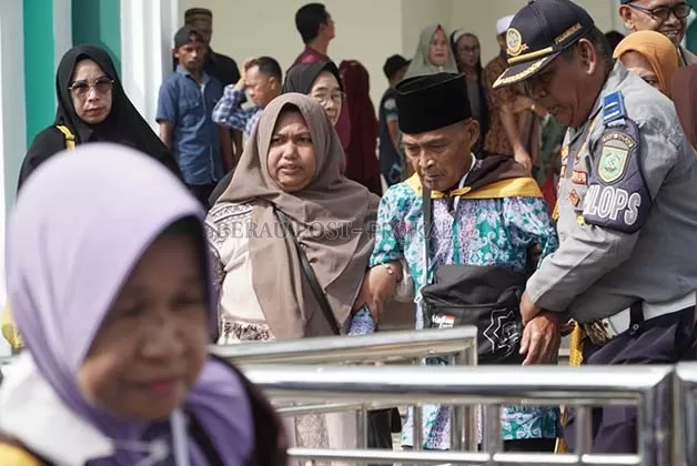 DILEPAS: Pelepasan ratusan jemaah haji asal Berau yang dilaksanakan di Masjid Agung Baitul Hikmah, kemarin (3/6).