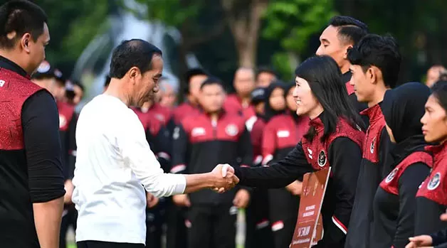 MEMBANGGAKAN: Presiden Jokowi menyelamati kapten timnas basket putri Henny Sutjiono di Istana Merdeka, Jakarta (5/6). Indonesia merebut emas setelah terus menang dalam enam laga di Kamboja.